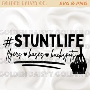 Op de afbeelding: Zwart-wit afbeelding met de tekst "#STUNTLIFE" en "Flyers bases backspots" met een handgebaar. De afbeelding bevat ook de tekst "GOLDEN DAISYY CO. SVG & PNG".
