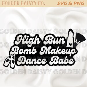 Könnte beinhalten: Ein schwarz-weißes SVG- und PNG-Design mit dem Text "High Bun Bomb Makeup Dance Babe". Das Design beinhaltet Ballettschuhe, Lippenstift und einen Make-up-Pinsel. Der Text ist in einer fetten, stilisierten Schriftart.