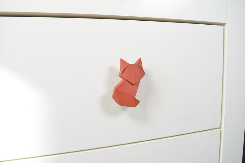 Origami Fuchs Griff, Möbelknöpfe, Schubladenknäufe, Kinderzimmer Knäufe, Kleiderschrank Knäufe, Kinderzimmer Schrank Knäufe, geometrische Waldtier zieht Rot