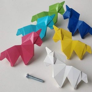 Puede incluir: Un conjunto de coloridos tiradores de armario con forma de unicornio estilo origami en rosa, azul, verde, amarillo y blanco. Se incluye un perno plateado. Estos tiradores decorativos añaden un toque caprichoso a los muebles.