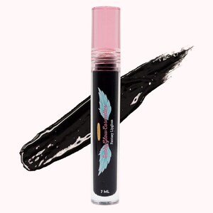 Pode incluir: Um tubo de gloss labial preto com uma tampa rosa. O tubo tem um design de asa de anjo branco e o texto "Sunkissed Glow Cosmetics Fantasy Lipgloss" na frente. O tubo é de 7 ml.
