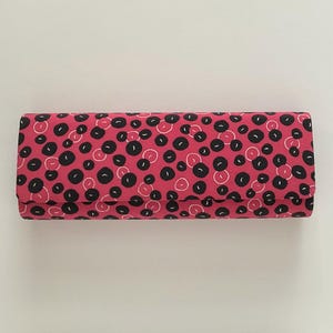 Borsa a mano vintage giapponese autentica in seta degli anni '60. Condizioni eccellenti. Design astratto rosa, nero e bianco.