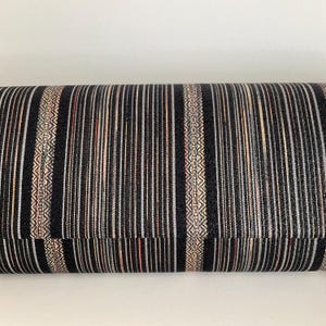 Borsa da sera vintage in seta giapponese autentica, realizzata a mano, anni '60/'70. In eccellenti condizioni. Nera con strisce argento e oro.