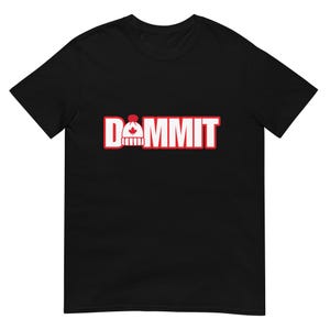 Może przedstawiać: Czarny T-shirt z białym nadrukiem kanadyjskiej czapki z napisem "DAMMIT" czerwonymi literami.
