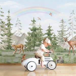 Carta da parati con animali della foresta per bambini / Carta da parati murale con alberi di pino acquerellati / Carta da parati con paesaggio montano arcobaleno