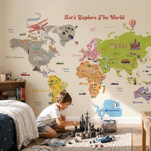 Könnte beinhalten: Eine farbenfrohe Weltkarte als Wandtattoo mit beschrifteten Kontinenten und Ozeanen. Der Satz "Let's Explore The World" steht oben. Ein Kind spielt mit Bausteinen vor der Karte.