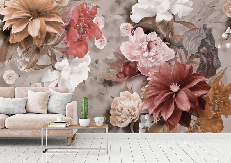 Puede incluir: Un dise&ntilde;o de papel tapiz floral con una variedad de flores en tonos de rosa, rojo y marr&oacute;n. Las flores est&aacute;n dispuestas en un patr&oacute;n de ramo y se colocan sobre un fondo marr&oacute;n claro.