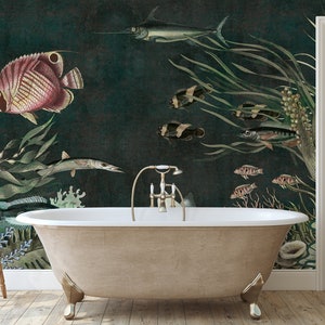 Puede incluir: Una ba&ntilde;era blanca con grifer&iacute;a dorada se encuentra en un ba&ntilde;o con un papel tapiz verde oscuro que presenta una ilustraci&oacute;n vintage de vida marina submarina, incluyendo peces, algas y un pez espada.