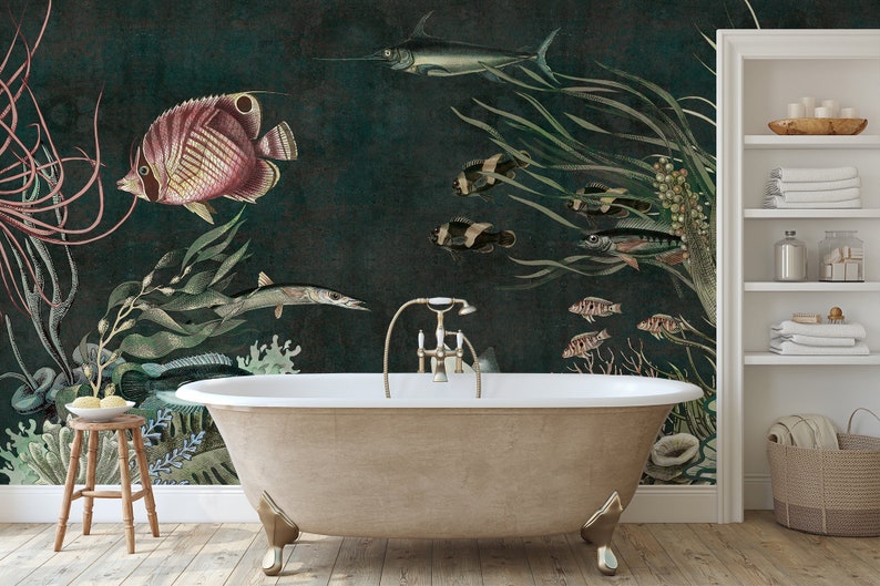 Puede incluir: Una ba&ntilde;era blanca con grifer&iacute;a dorada se encuentra en un ba&ntilde;o con un papel tapiz verde oscuro que presenta una ilustraci&oacute;n vintage de vida marina submarina, incluyendo peces, algas y un pez espada.