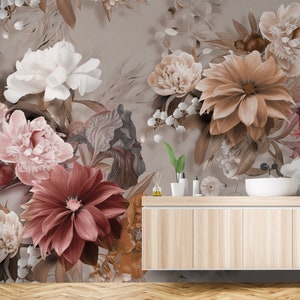 Puede incluir: Un ba&ntilde;o con un papel tapiz floral que presenta una variedad de flores en tonos de rosa, blanco y marr&oacute;n. El papel tapiz est&aacute; detr&aacute;s de un gabinete de madera con un lavabo blanco.