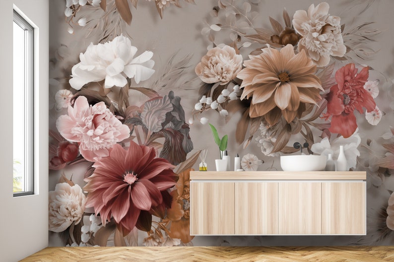 Puede incluir: Un ba&ntilde;o con un papel tapiz floral que presenta una variedad de flores en tonos de rosa, blanco y marr&oacute;n. El papel tapiz est&aacute; detr&aacute;s de un gabinete de madera con un lavabo blanco.
