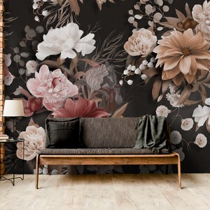 Puede incluir: Un papel tapiz floral con fondo oscuro que presenta grandes flores rosas, blancas y rojas con hojas y tallos marrones.