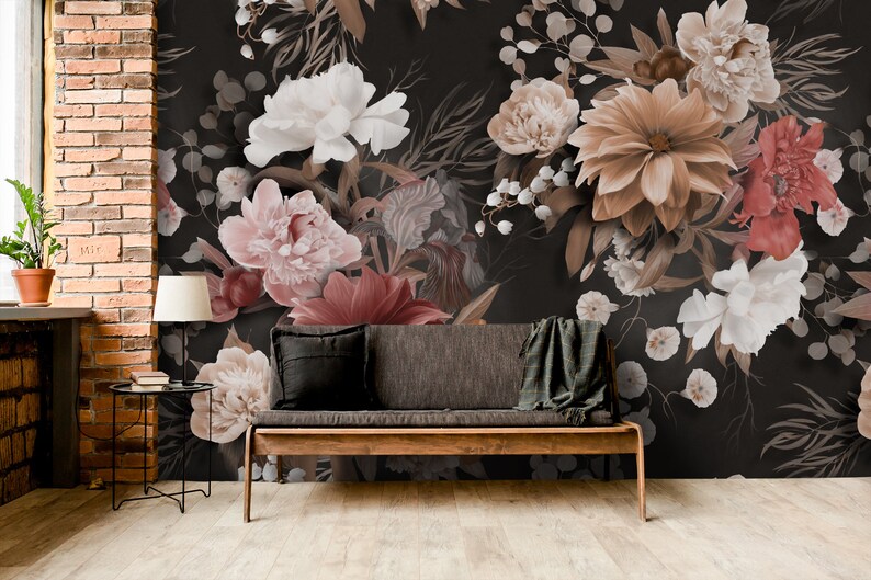 Puede incluir: Un papel tapiz floral con fondo oscuro que presenta grandes flores rosas, blancas y rojas con hojas y tallos marrones.