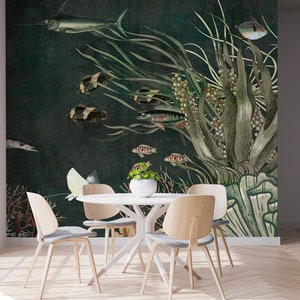Puede incluir: Un mural de papel tapiz verde oscuro y marr&oacute;n que representa una escena submarina con varios peces, algas y corales. El mural se muestra en un comedor con una mesa blanca y cuatro sillas.