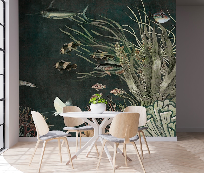 Puede incluir: Un mural de papel tapiz verde oscuro y marr&oacute;n que representa una escena submarina con varios peces, algas y corales. El mural se muestra en un comedor con una mesa blanca y cuatro sillas.