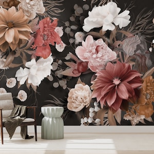 Puede incluir: Un fondo oscuro con un patr&oacute;n floral que presenta una variedad de flores en tonos de rosa, rojo y marr&oacute;n. Las flores est&aacute;n dispuestas en un patr&oacute;n suelto y fluido, creando una sensaci&oacute;n rom&aacute;ntica y caprichosa.