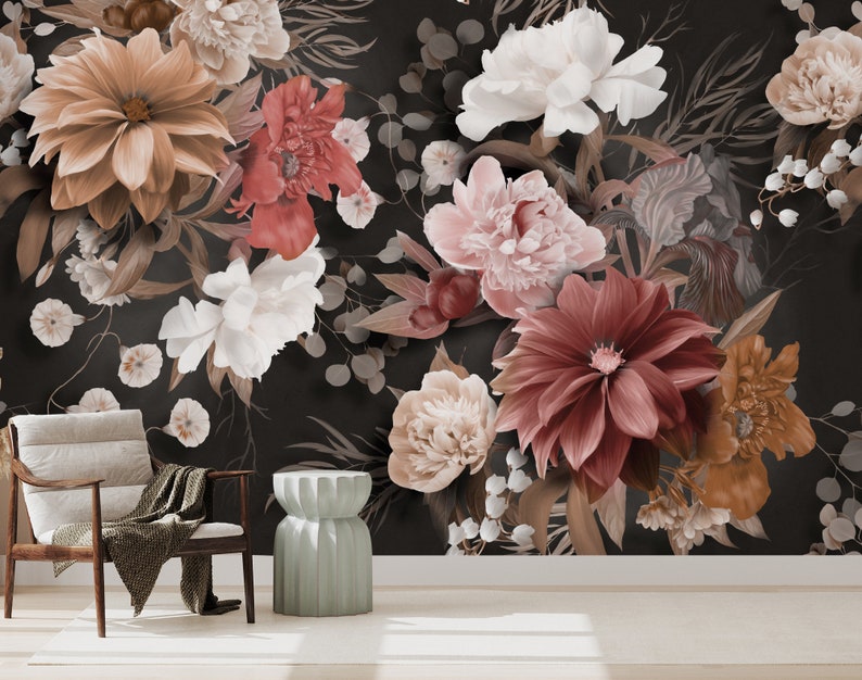 Puede incluir: Un fondo oscuro con un patr&oacute;n floral que presenta una variedad de flores en tonos de rosa, rojo y marr&oacute;n. Las flores est&aacute;n dispuestas en un patr&oacute;n suelto y fluido, creando una sensaci&oacute;n rom&aacute;ntica y caprichosa.