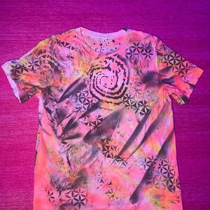 CAMISA de arte 5d unissex M | única pintada à mão com luz negra UV reativa arte vestível - alta vibração streetwear, festival e rave Couture M5