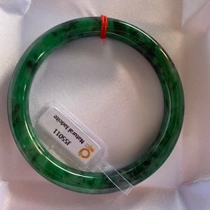 Może przedstawiać: Zielona bransoletka z jadeitu z białą etykietą z napisem "15S011 Natural Jadeite".