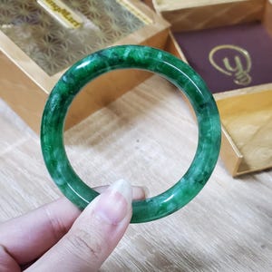 Brazalete YingMart de jadeíta verde y blanco de 48-72 mm de alta calidad, regalo para su hermana, abuela, hombre, mamá, Feng Shui personalizado. imagen 5