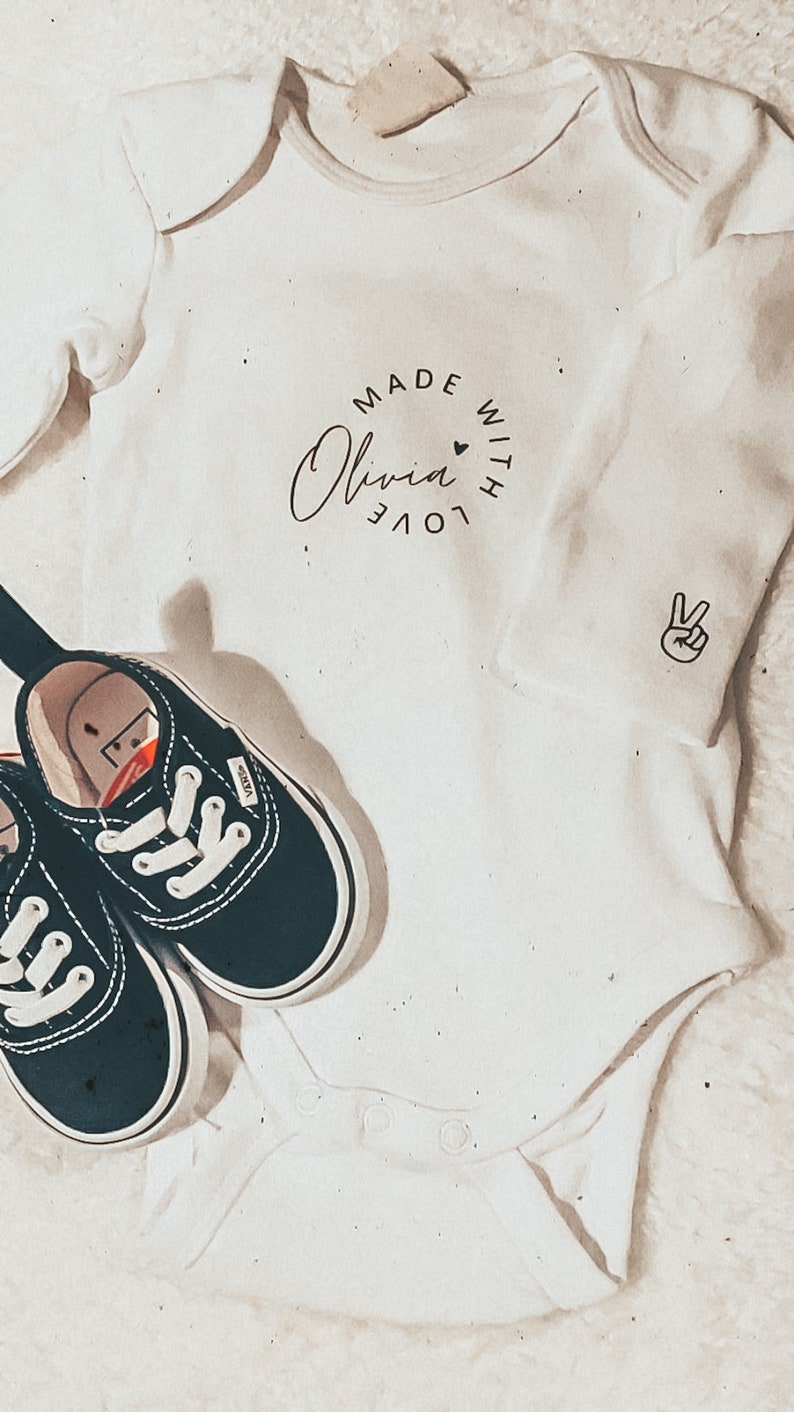 OM3 Babybody Personalisiert Mit Namen - Bio-Baumwolle Kurzarm Strampler Nachname Design