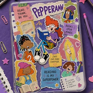 Puede incluir: Una funda transparente para tableta con un collage de personajes de Pepper Ann y textos sobre lectura como "READ. THINK. BE YOU.", "BOOKS OPEN MINDS", "JUST ONE MORE CHAPTER." y "READING IS MY SUPERPOWER" sobre trozos de papel de colores.