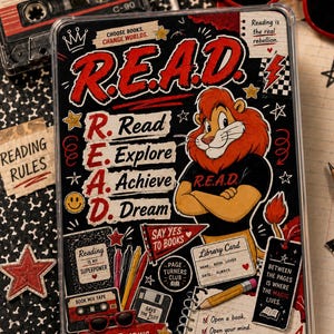Op de afbeelding: Een rechthoekige tablethoes met een grafisch ontwerp van een getekende leeuw en de tekst R.E.A.D. Read, Explore, Achieve, Dream. Het ontwerp bevat illustraties van een bibliotheekkaart, cassettebandje, potloden en motiverende zinnen zoals Reading is the real rebellion.