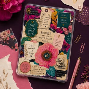 Op de afbeelding: Een rechthoekige tablethoes met een collage van bloemenillustraties, vlinders en papierresten met teksten zoals "BOOKS are my HAPPY PLACE", "READ. escape. GROW. repeat.", "lost in a good book" en "Collect moments. not things."