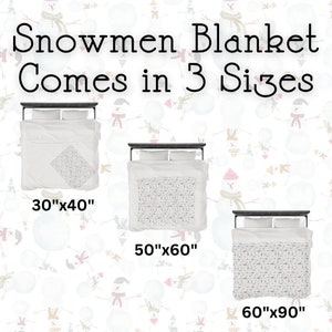 Puede incluir: Manta blanca con estampado de mu&ntilde;ecos de nieve, disponible en tres tama&ntilde;os: 76 cm x 102 cm, 127 cm x 152 cm y 152 cm x 229 cm. El texto "Snowmen Blanket Comes in 3 Sizes" se muestra en la parte superior.