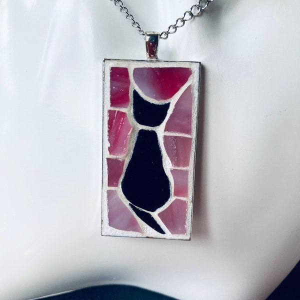 Collier pendentif chat en mosaïque rose, bijou chat noir en mosaïque de verre fait main, idée cadeau Noël pour femme fille maman amie