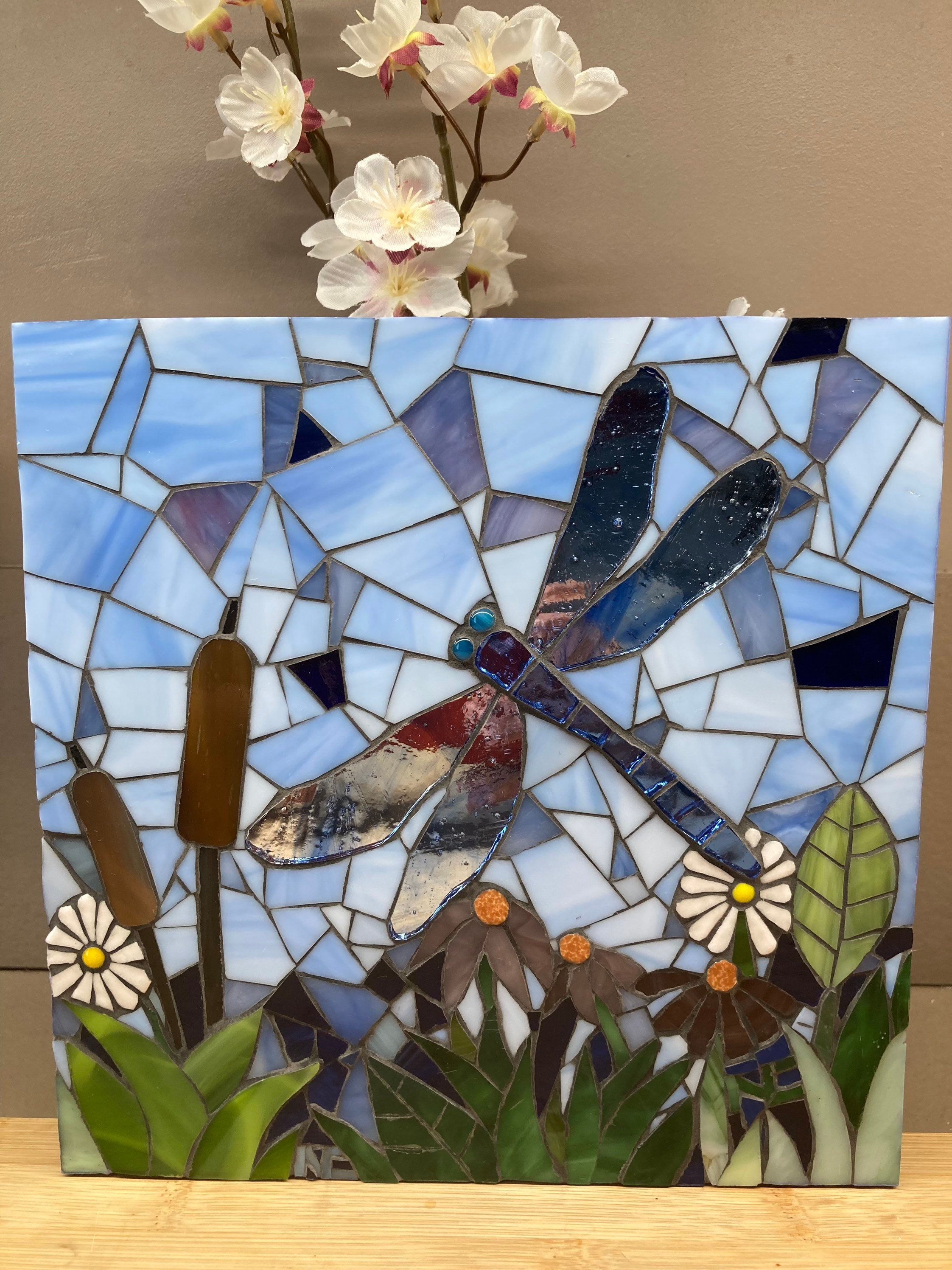 Miroir rond en mosaïque de verre vitrail violet et rose clair pour une entrée ou un salon - France