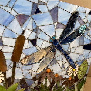 Tableau libellule en mosaïque de verre vitrail, mosaïque murale dart en fait main en France, idée cadeau décoration maison Noël femme image 6