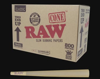 Może przedstawiać: Brązowy karton z napisem RAW Classic, tekstem 800 PER BOX i KING SIZE, strzałkami skierowanymi w górę oraz słowami THIS END UP. Pod pudełkiem znajduje się pojedynczy, jasnobrązowy, stożkowy papier do skręcania z nadrukiem RAW.