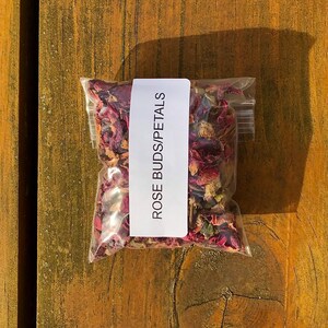 rose is a dark pink herb/ purple that comes in a clear baggie, and with five grams of herb.
