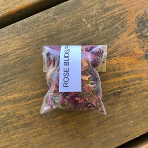 rose is a dark pink herb/ purple that comes in a clear baggie, and with five grams of herb.
