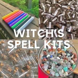 Peut inclure: Un ensemble de kits de sorts de sorcière avec divers ingrédients, notamment des herbes, des cristaux et des bougies. Les kits sont étiquetés "Witch's Spell Kits".