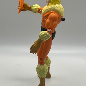 Puede incluir: Una figura de acci&oacute;n vintage de Sabretooth de los X-Men, con un esquema de color amarillo y naranja. La figura est&aacute; en pose con el brazo derecho levantado, sosteniendo un arma amarilla y naranja. La figura tiene articulaciones y est&aacute; hecha de pl&aacute;stico.