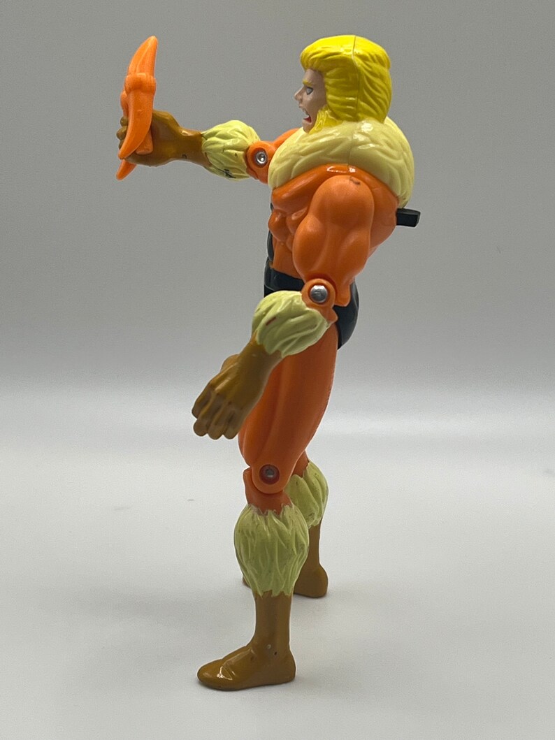 Puede incluir: Una figura de acci&oacute;n vintage de Sabretooth de los X-Men, con un esquema de color amarillo y naranja. La figura est&aacute; en pose con el brazo derecho levantado, sosteniendo un arma amarilla y naranja. La figura tiene articulaciones y est&aacute; hecha de pl&aacute;stico.