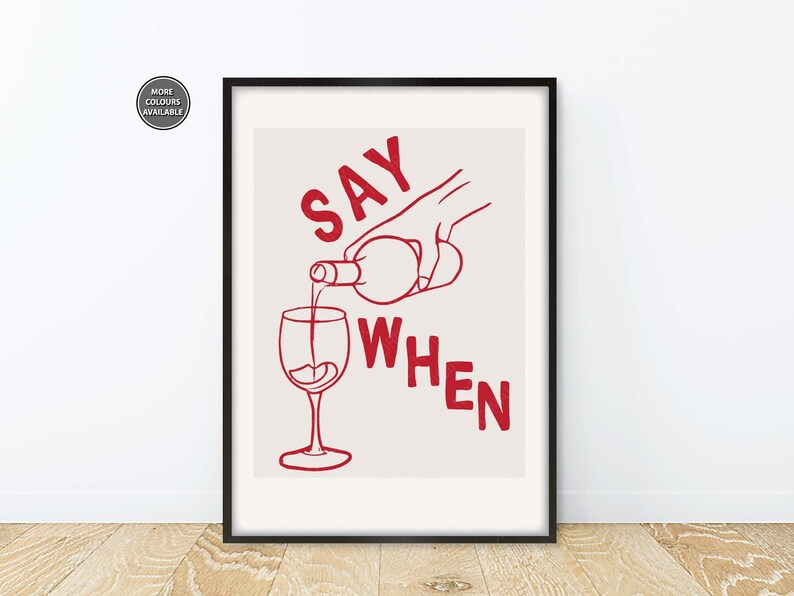 Pode incluir: Uma impress&atilde;o emoldurada com fundo branco e texto vermelho que diz "SAY WHEN". Uma m&atilde;o est&aacute; a verter vinho de uma garrafa para um copo.