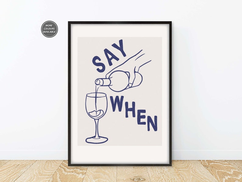 Pode incluir: Uma impress&atilde;o emoldurada branca com uma ilustra&ccedil;&atilde;o azul de uma m&atilde;o despejando vinho de uma garrafa em um copo. O texto "SAY WHEN" est&aacute; escrito em azul abaixo da ilustra&ccedil;&atilde;o.