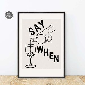 Pode incluir: Ilustra&ccedil;&atilde;o em preto e branco de uma m&atilde;o a servir vinho num copo com o texto "SAY WHEN" impresso num fundo bege.