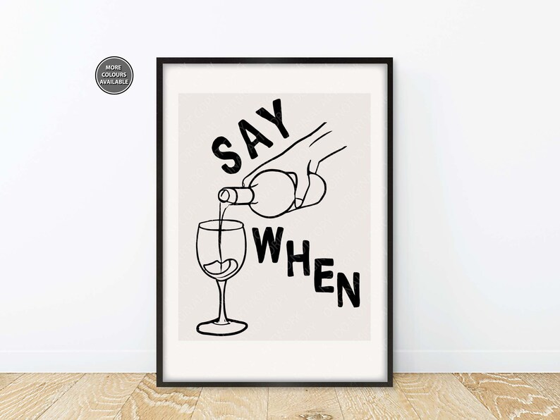 Pode incluir: Ilustra&ccedil;&atilde;o em preto e branco de uma m&atilde;o a servir vinho num copo com o texto "SAY WHEN" impresso num fundo bege.