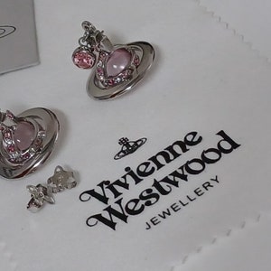 Vivienne Westwood Boucles d'oreilles en plaqué argent avec des cristaux roses, transparents et saturne. image 8