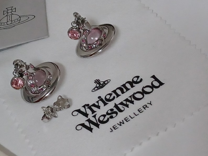 Vivienne Westwood Boucles d'oreilles en plaqué argent avec des cristaux roses, transparents et saturne. image 8