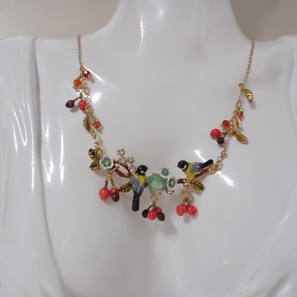 Les Néréides Paris- collier floral avec des oiseaux sur une branche de cerisier. Collier soigneusement émaillé à la main.