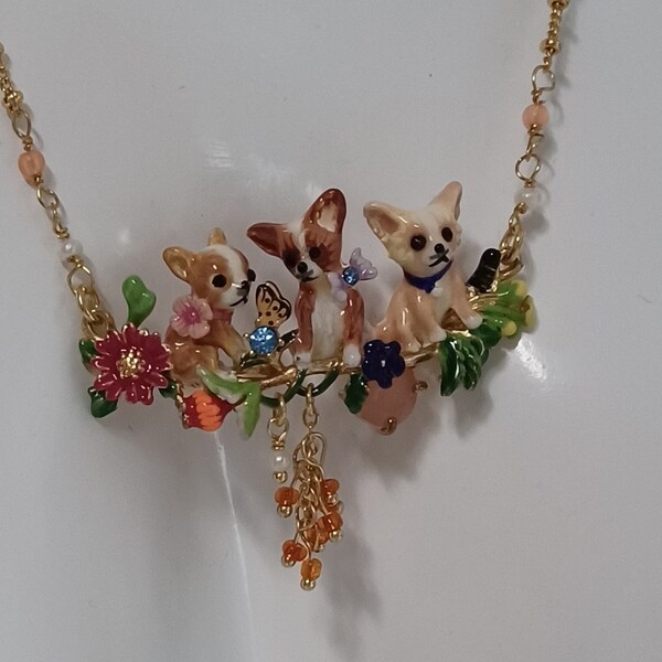 Les Néréides Paris - collier floral avec 3 adorables petits Chihuahua. Ces petits chiens émaillés à la main sont magnifiques