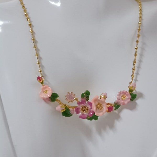 Les Néréides Paris- collier floral avec des roses sauvages. Ces roses émaillées à la main sont magnifiques.