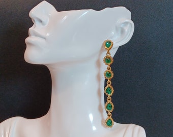 Oscar de la Renta- Boucles d'oreilles longues incrustées de cristaux de couleur verte.