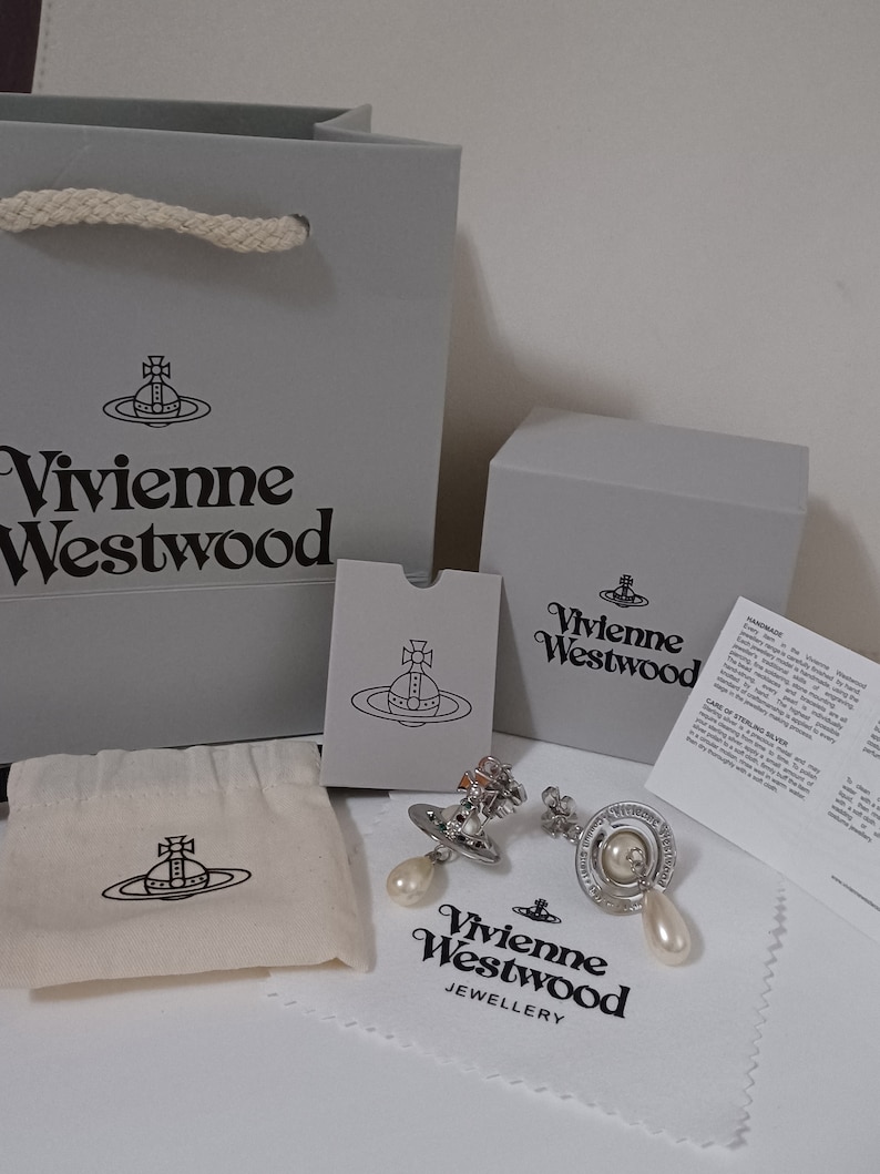 Vivienne Westwood Verzilverde oorbellen met faux parels, kristallen en saturnus. afbeelding 2