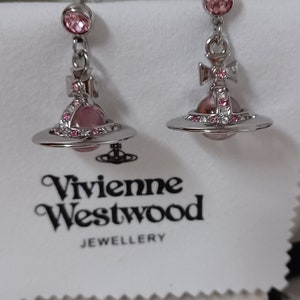 Vivienne Westwood Boucles d'oreilles en plaqué argent avec des cristaux roses, transparents et saturne. image 10